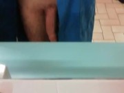 Ragazzo sborra negli spogliatoi della piscina