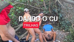 ai meu cu, porra! 4 homens fudendo meu cu no mato