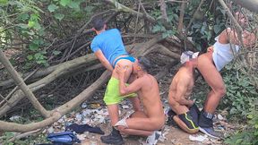 ai meu cu, porra! 4 homens fudendo meu cu no mato