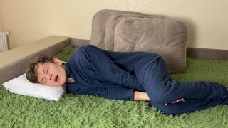 College Boy WAKE UP To FUCK FLASHLIGHT! Are All Virgin Boys So HORNY ? /Hot