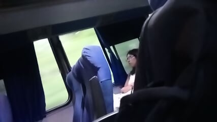 Chica joven el en autobs