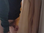 Twink con plug orina con el pene erecto