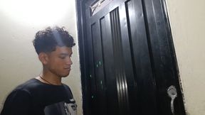 MILF with a big ass cancels the delivery guy with a great blowjob and hard sex