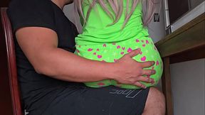 Video se ve Como el Padrastro Toca el Culo de su Hijastra cuando esta Sentada en sus Piernas Comiendo