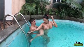 cu arrombado na beira da piscina - cibele pacheco