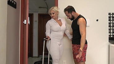 UMA MILF COM TESÃO FUDENDO COM DOIS