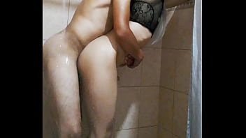 Maduro atl&eacute_tico me besa los pies, me revienta mi culo, me lava las nalgas en la ducha y se viene en mi boquita de perra