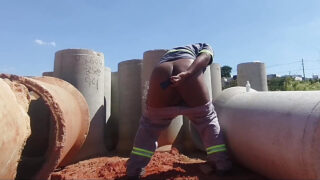 Một người đàn ông da đen rậm lông nghiệp dư mặc đồng phục tự thủ dâm với dương vật to của mình và quan hệ tình dục với chính hậu môn của mình.