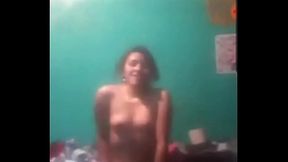 Jovencita bailando y toc&aacute_ndose