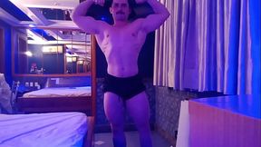 SaymonFitness aquecendo o corpo para uma cena quente de strip tease