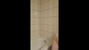 la belle coquine sous la douche