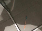 Gozada na escova de dentes da empregada safada