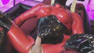 Shemale  in latex got cum while fucked by a machine