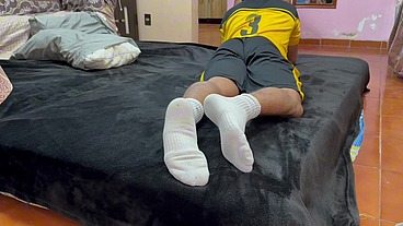 Chupando los pies de mi amigo después del partido