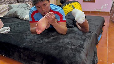 Chupando los pies de mi amigo después del partido