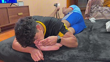 Chupando los pies de mi amigo después del partido