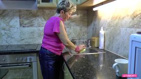 Granny's sex in the kitchen