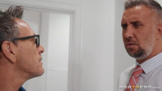 Angela Whites rundlicher Körper und ihre großen Brüste wippen während des intensiven Analverkehrs.