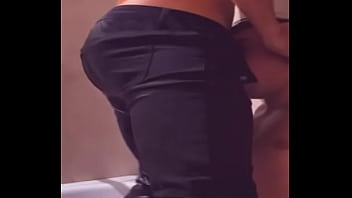Despues de la peda nos duchamos juntos mi compa hetero y yo y tremenda follada que hacemos