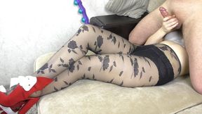 YOUNG SLUTT HANDJOB ON HER FEET IN PANTYHOSE - CUM PANTIES - 720p