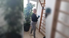 Chubby German housewife Saskialove tips herself to orgasm at the gym