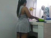 mi pareja amaneció cachonda hoy, me interrumpe mientras lavo la ropa y follamos en el lavadero