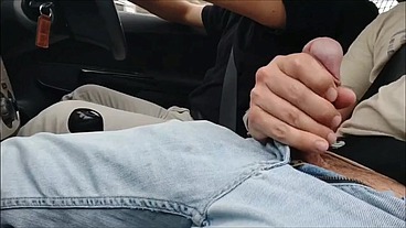 Comecei a bater punheta do lado do motorista do Uber e ele deixou eu pegar no pau dele
