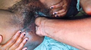 Desi bur chata devar ne bhabhi ke chut chat ke chut me hanth ghusa diya.indian devar bhabhi ki hindi hard sex video