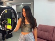 Mi pequeña hermanastra quiere ser influencer y yo le ayudo con mi gran polla famosa.