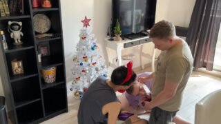 Rå barbacka trekant: stora dildo-människor knullar unga spinkiga europeiska homosexuella horor med intensiva avsugningar och muncreampies