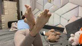 Touch yourself while my FEET ignore you