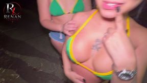 squirt na cacamba da caminhonete com 2 ninfetas na rua de dia