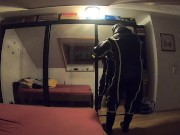 Mit Puppenmaske im aufblasbaren Cyborg Heavy Rubber Anzug