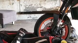 un eglej ma facut un mic masaj motor pornit cauza vibratie a motorcyclete ma facut sa