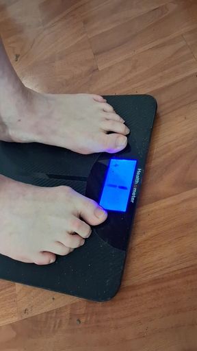 Sweeping Big Beauty Nurse Vicki Decides to Weigh Herself
