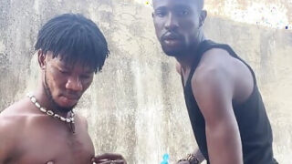 Người đàn ông da đen trưởng thành quan hệ tình dục trần trụi với chàng trai trẻ gầy gò trong một cảnh sex tự quay tại nhà.