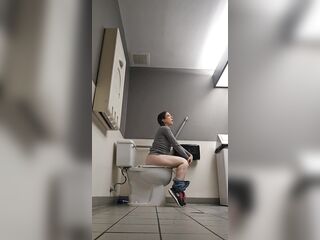 Nerdy Faery Goes Pee