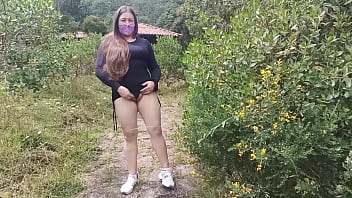 Latina PUTONA en el Bosque con un EXTRA&Ntilde_O exhibiendo su culo y su co&ntilde_o en vestido y tangas en caminata extrema al final folla y CHUPA verga como DIOSA de la naturaleza en usa Estados Unidos desi bhabhi XXX XNXX 3