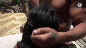 Novinha safada seduzindo 2 tiozão falou q nós dois não aguentava com ela nós mostramos a ela q panela velha q faz comida boa