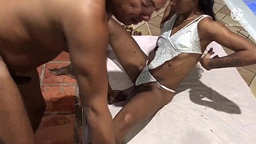 Novinha safada seduzindo 2 tiozão falou q nós dois não aguentava com ela nós mostramos a ela q panela velha q faz comida boa