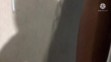 Novinha safada seduzindo 2 tiozão falou q nós dois não aguentava com ela nós mostramos a ela q panela velha q faz comida boa