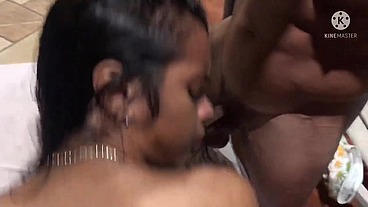 Novinha safada seduzindo 2 tiozão falou q nós dois não aguentava com ela nós mostramos a ela q panela velha q faz comida boa