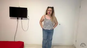 Tight jeans queen shows her smelly arse in private