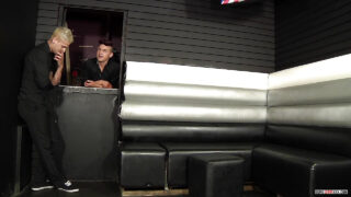 Fetysz, masturbacja ręką, całowanie, tatuaż – hardcore'owy film z amatorem i tatuażystą Europejczykiem Mickeyem Taylorem, ruchanym w dupę