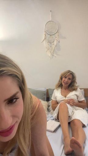 FemDom vídeo in nylons with mom 😌