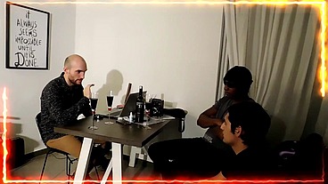 INTERRACIAL , LA COJIDA DE UNA PUTA ENTRE AMIGOS LA COJEN Y LA RECOJEN PRIMERA PARTE
