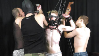 縛られたゲイのハンクは支配され、激しいBDSMグループセッションで生ハメされる