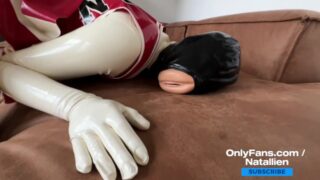Fisting – děvka v latexu dostane anální fisting