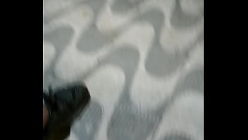 Batendo uma punheta na rua