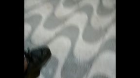 Batendo uma punheta na rua